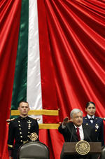 Muñoz Ledo le entregó la Banda Presidencial.