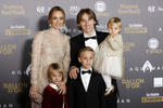 Luka Modric fue acompañado por su familia para recibir el premio.