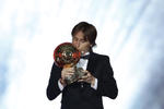 Luka Modric puso fin a la hegemonía de Lionel Messi y Cristiano Ronaldo ganando el Balón de Oro que da la revista France Football.