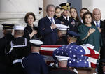 Minutos antes de las 17:00 hora local (22:00 GMT), los restos llegaron al edificio que acoge el Congreso bicameral, donde fue recibido por un comité integrado por los líderes de la Cámara de Representantes y el Senado, tanto del Partido Demócrata como del Republicano, y liderado por su hijo, el expresidente George W. Bush (2001-2009).