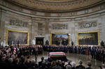 La recepción del féretro con los restos mortales del expresidente de EU George H. W. Bush (1989-1993) comenzó hoy en el Capitolio, en Washington, poco después de aterrizar en la base de Andrews, a las afueras de la ciudad, para que el público pueda rendirle tributo.