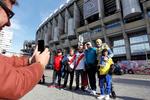 A las puertas del Bernabéu, fanáticos adultos y menores posaron para las cámaras.