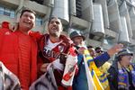 Con bombos y tarolas los hinchas de River Plate pusieron en Madrid la pasión característica del futbol sudamericano.