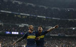 Pavón y Benedetto festejan el gol de Boca Juniors.