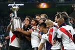Los jugadores del cuadro millonario festejan con la Copa Libertadores.
