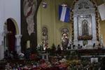 Fieles en San Salvador, capital de El Salvador se conglomeraron en sus templos para cantarle a la Virgen las mañanitas.
