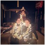La actriz española María Valverde Rodríguez junto a su familia se tomaron una divertida fotografía con luces navideñas.