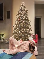 El DJ internacional, Steve Aoki, se tomó una divertida fotografía en pijama acostado frente al pino de Navidad.