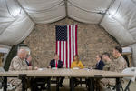 El presidente estadounidense Donald Trump realizó este miércoles una visita sorpresa a los soldados estadounidenses estacionados en Irak.