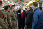 El presidente estadounidense Donald Trump realizó este miércoles una visita sorpresa a los soldados estadounidenses estacionados en Irak.