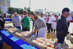 El alimento en el que se emplearon más de 700 kilos de masa fue degustado por unas 4 mil personas en la Plaza Mayor de Torreón.