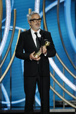 La cinta Roma de Alfonso Cuarón gana Mejor Película Extranjera y Mejor Director en los Globos de Oro.