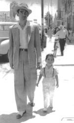 Elías Aguilar Rodríguez y su hijo, Isidro Alejandro Aguilar Romero, en 1954.