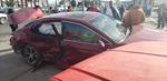 La colisión se dio cuando un automóvil marca Toyota, línea Camry, intentaba ingresar al estacionamiento de un centro comercial ubicado en esa zona.
