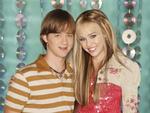 Jason Earles en Hannah Montana

Fue mucho más creíble para las primeras temporadas, cuando Jason, en el papel del hermano de Hannah Montana, aunque mayor que ella, era todavía un adolescente. No debía estar muy lejos de la mayoría de edad y lo creímos, a pesar de que entonces Earles tenía el doble de esa vida vivida.