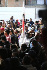 Antes de que López Obrador llegara al lugar, arribó un grupo de personas vinculadas con el sistema CADI, mismas que comenzaron a exigir el acceso a una zona cercana al templete instalado para el evento.