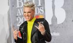 Artistas desfilan en la alfombra roja de los BRIT Awards