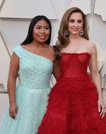 Las actrices mexicanas Yalitza Aparicio y Marina de Tavira posan su llegada a la alfombra roja de los Premios Óscar.