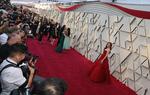 Las actrices mexicanas Yalitza Aparicio y Marina de Tavira posan su llegada a la alfombra roja de los Premios Óscar.