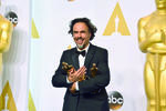 Alejandro González Iñárritu. Tiene cinco premios. Tres por Birdman, entre ellos Mejo director; otro por The Revenant , en la misma terna, y uno más por Carne y arena.