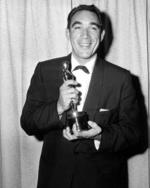 Anthony Quinn.  Ganó dos premios Oscar a Mejor actor de reparto, por Viva Zapata!  en 1952 y por Lust for Life en 1956.
