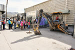 Personal del Ayuntamiento de Torreón arribó al sitio para comenzar con el retiro.