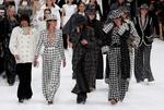 La música indicaba que Chanel quería despedirse festejando la memoria de Lagerfeld, pero muchos invitados e incluso modelos, como Mariacarla Boscono, no pudieron contener las lágrimas durante la ovación final.