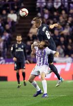 Un nuevo doblete de Karim Benzema fue la clave para que un Real Madrid más bien errático goleara el domingo 4-1 al Real Valladolid, flaco consuelo para el conjunto Merengue tras el fracaso de mitad de semana en la Liga de Campeones.