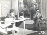 10032019 JosÃ© LeÃ³n Robles de la Torre con el periodista Guillermo Ochoa el 28 de agosto de 1980.