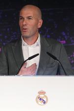 Zinedine Zidane junto a su esposa, Verónique, durante su presentación.
