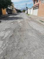 Se deshace el pavimento. Sobre calle Alejandría y Nápoles en Torreón Residencial el pavimento se deshizo prácticamente y esta situación se extiende por varios metros.
