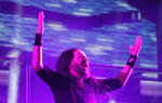 - La banda estadounidense Korn, considerados los creadores del nu metal, fueron los encargados de cerrar las actividades en el Escenario Indio, en el segundo y último día del Vive Latino.