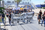 Los participantes de la manifestación lanzaron consignas en contra del alcalde y del alza al transporte.