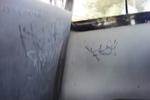 Grafiti. Ruta Dalias Directo C 4796 con  alguno de sus asientos y paredes vandalizados con rayones de los usuarios.