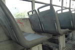 Grafiti. Ruta Dalias Directo C 4796 con  alguno de sus asientos y paredes vandalizados con rayones de los usuarios.