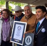 El representante de Guinness World Records, Carlos Tapia Rojas, entregó el certificado.