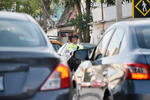 Recargado. Agente recargado en automóvil en la calle Blanco esquina con Avenida Juárez.