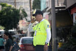 En labor. Oficial de vialidad haciendo sonar su silbato en la calle Blanco y avenida Hidalgo.