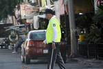 Recargado. Agente recargado en automóvil en la calle Blanco esquina con Avenida Juárez.