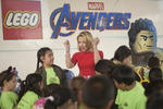 Scarlett Johansson con pequeños fans de la saga de películas de Marvel.
