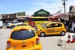 Taxistas invaden las calles colocando sus bases para servicio. Los autos están estacionados a mitad de las carreteras invadiendo prácticamente la mitad del espacio parta la libre circulación.