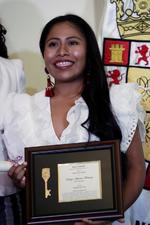 La alcaldesa capitalina Raisa Banfield le entregó la llave a la artista en el marco del Festival Internacional de Cine de Panamá.