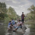 Familias bañándose, lavando ropa y relajándose junto al Río Novillero, en un día de descanso de la caravana migrante cerca de Tapanatepec, por Pieter Ten Hoopen