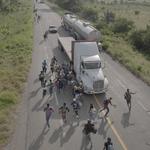 Fotografía tomada por Pieter Ten Hoopen el 30 de octubre de 2018 y cedida por la organización World Press Photo (WPP), que muestra a personas corriendo hacia un camión que paró para llevarlos, afuera de Tapanatepec.