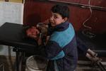 Fotografía publicada como parte de la historia 'Syria, No Exit' que muestra a niños que reciben tratamiento tras ser afectados por un ataque con gas a la villa de al-Shifunieh el 25 de febrero de 2018, en la localidad de Guta (Siria).