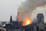 El fuego consume la parte superior de la catedral.