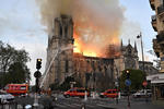 El fuego consume la parte superior de la catedral.