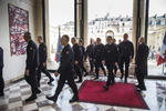 El presidente francés, Emmanuel Macron, rindió homenaje este jueves a los bomberos y a los otros profesionales que estuvieron implicados en la extinción del incendio de Notre Dame de París.