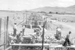 Construcción. En abril de 1931 comenzaron la excavaciones en el río Nazas y en octubre del mismo año ya se tenía lista la estructura. En la imagen se observa, al fondo, la ciudad de Torreón.