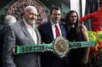 Las boxeadoras Jessica Chávez y Lupita Martínez, posan para las cámaras en la Presentación del cinturón Maya.